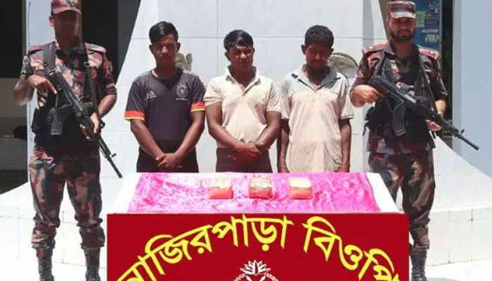 নাফ নদীতে ৩০ হাজার পিস ইয়াবাসহ আটক ৩