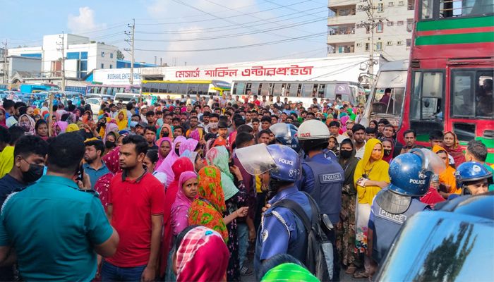 বকেয়া বেতনের দাবিতে শ্রমিকদের বিক্ষোভ, মহাসড়ক অবরোধ 