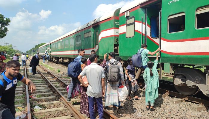 সাড়ে ৫ ঘন্টা পর ঢাকার সঙ্গে উত্তরবঙ্গের ট্রেন চলাচল স্বাভাবিক 