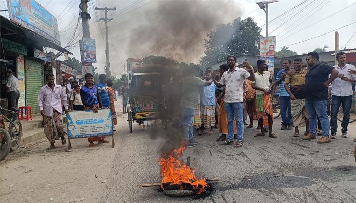 পাবনায়-১ আসন আসনের সীমানা পুনর্বহালের দাবিতে মহাসড়ক অবরোধ