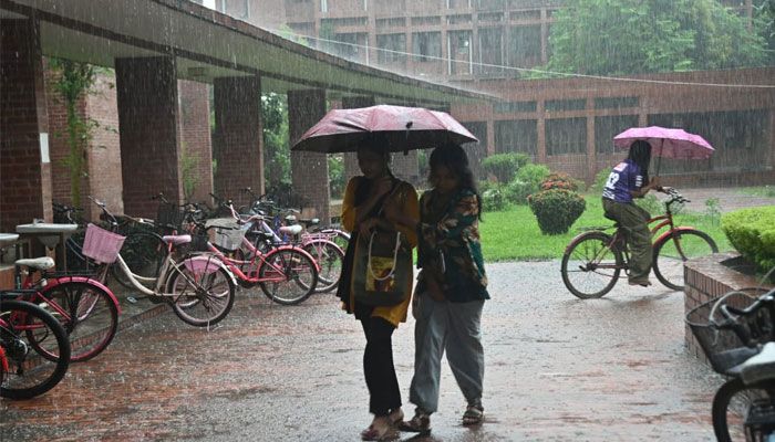 বৃষ্টির মধ্যেই চলছে জাকসুর ভোট