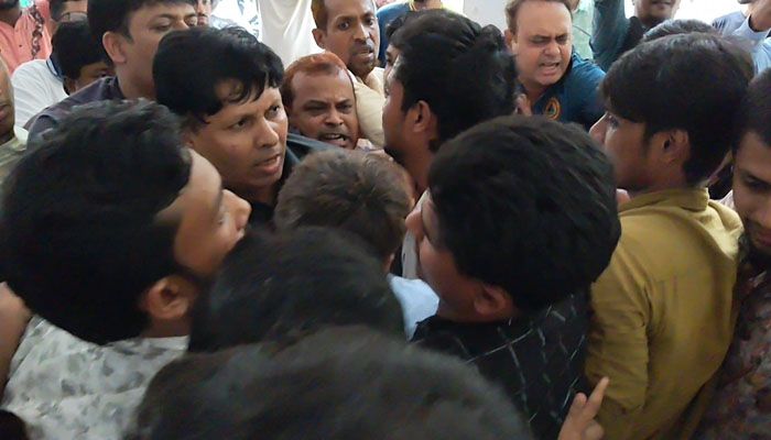 পোষ্য কোটা: উত্তপ্ত রাবি, শিক্ষক-শিক্ষার্থীদের মধ্যে ধস্তাধস্তি