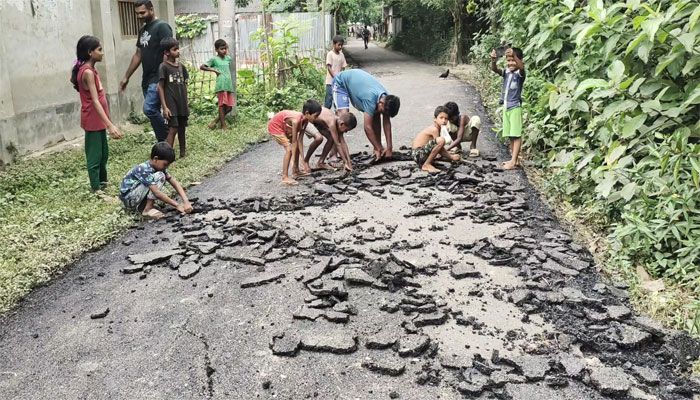 হাতের টানেই উঠে যায় সড়কের কার্পেটিং