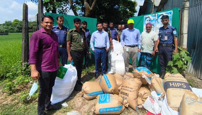 নিষিদ্ধ পলিথিন কারখানায় ভ্রাম্যমাণ আদালতের অভিযান 