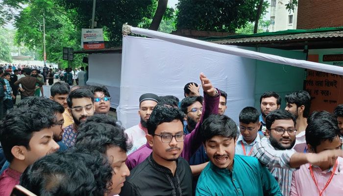 ভোট দিতে উদয়ন স্কুল কেন্দ্রে সাদিক কায়েম