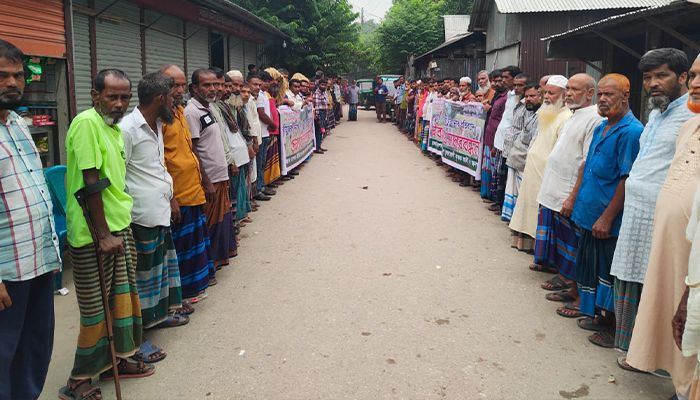 সেতুর মুখে মাটি ভরাট, প্রতিবাদে মানববন্ধন
