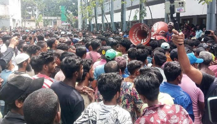 জব্দ করা রিকশা ফেরতের দাবিতে বিক্ষোভ মিছিল 