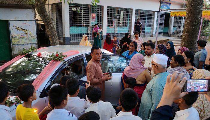 তিন দশক শিক্ষাজীবন শেষে গ্রামবাসীর ব্যতিক্রমী সংবর্ধনা পেলেন প্রধান শিক্ষক