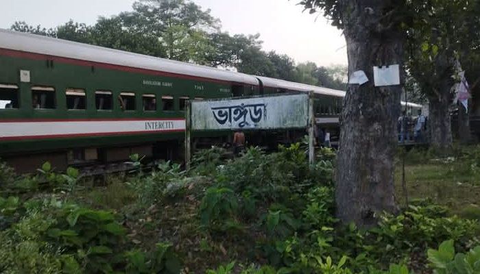 পাবনায় ট্রেন লাইনচ্যুত, রেল যোগাযোগ বন্ধ