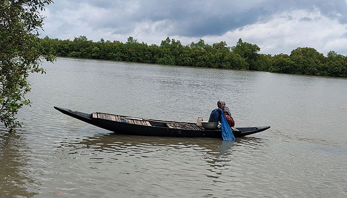 বাড়ির চারপাশে পানি, ছয় মাস নৌকাই ভরসা
