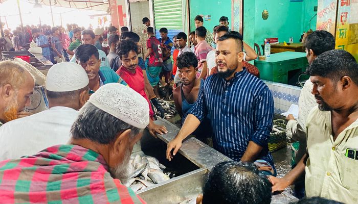দুই লাখ ১৩ হাজার টাকায় ৮০ পিস ইলিশ 