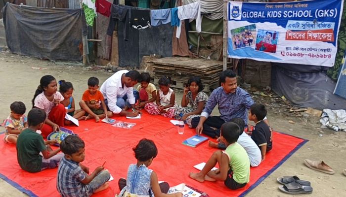 টঙ্গীতে পথশিশুদের মাঝে শিক্ষার আলো ছড়াচ্ছে ‘গ্লোবাল কিডস স্কুল’