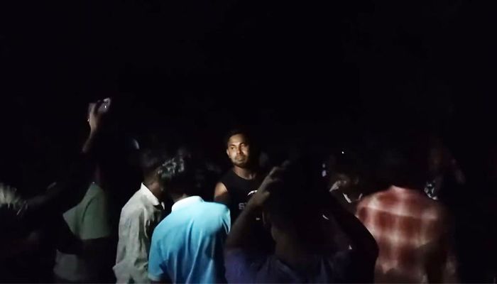 টানা চার দিন নেই বিদ্যুৎ, অফিস ঘেরাও করে জনতার বিক্ষোভ