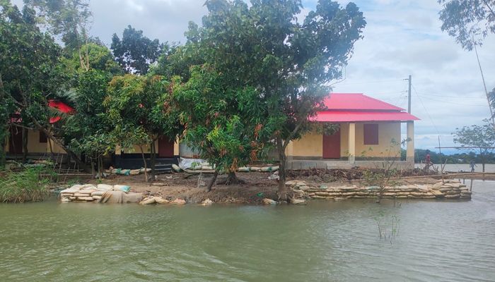 হাওরের ঢেউয়ে ভাঙছে ভূমিহীনদের গ্রাম, আতঙ্ক কাটছে দিন