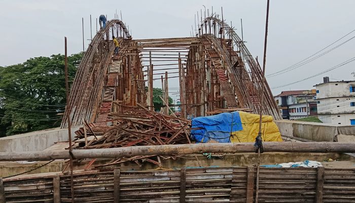 মেয়াদ বৃদ্ধির ঘূর্ণিপাকে সেতুর নির্মাণকাজ
