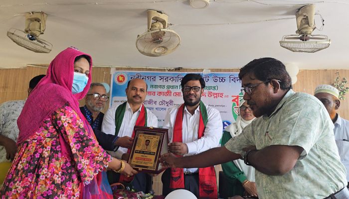  ফুলের তোড়া ও ক্রেস্ট প্রদান করে নতুন প্রধান শিক্ষককে বরণ করে নেওয়া হয়। প্রবা ফটো