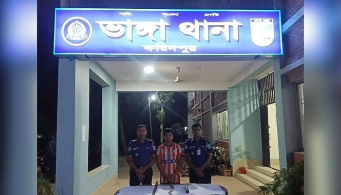 কুমার নদে অস্ত্রের মহড়া, যৌথ অভিযানে দেশীয় অস্ত্রসহ যুবক আটক