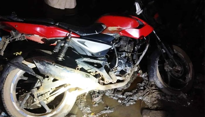 মোটরসাইকেলে কাভার্ডভ্যানের ধাক্কায় স্ত্রী নিহত, আহত স্বামী 