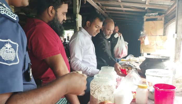 অস্বাস্থ্যকর পরিবেশে খাদ্য উৎপাদনের অভিযোগে স্নিগ্ধ বেকারিকে জরিমানা