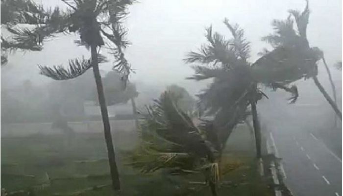 দুপুরের মধ্যে ৭ জেলায় ৬০ কিমি বেগে ঝড়ের আভাস