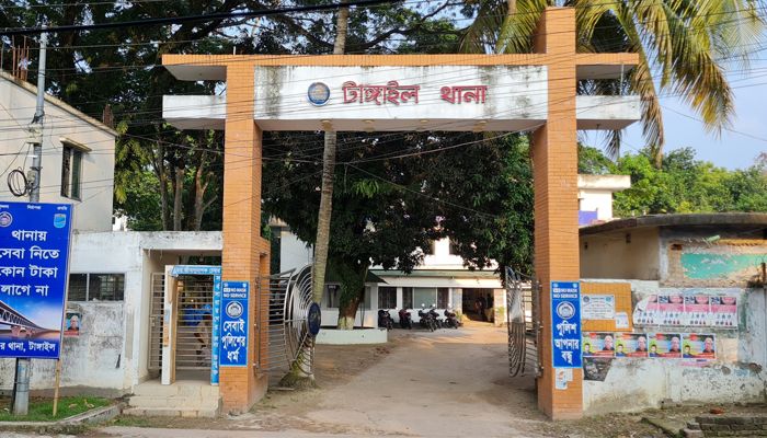 বিএনপি নেতাকে না পেয়ে স্ত্রীকে কুপিয়ে হত্যা