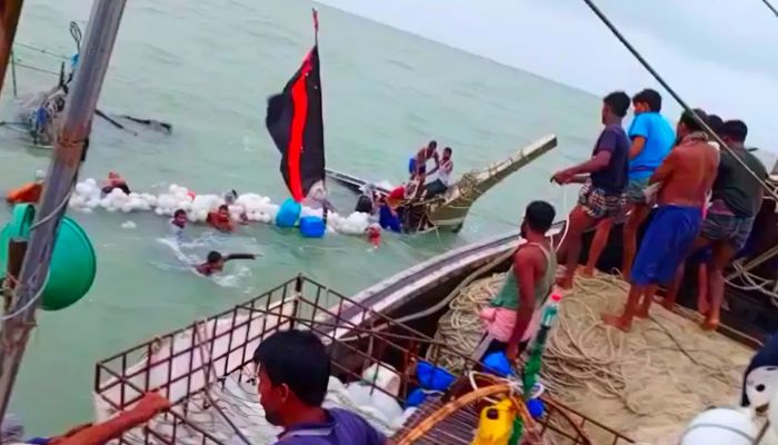 ২৪ ঘণ্টা সাগরে ভেসে প্রাণে রক্ষা পেলেন ১৮ জেলে