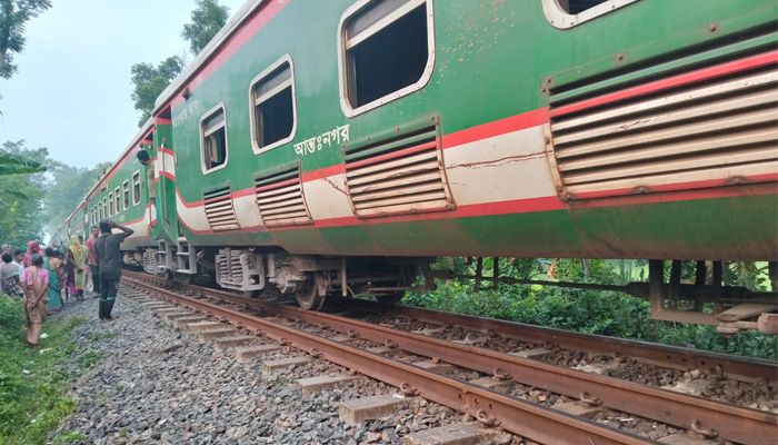 সাড়ে ৫ ঘণ্টা পর ট্রেন চলাচল স্বাভাবিক