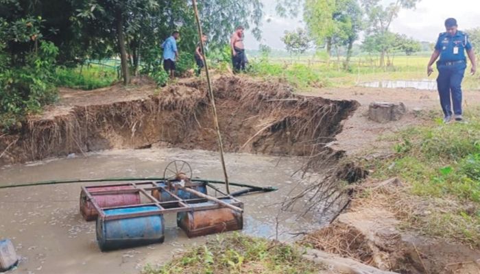 ড্রেজারের বালু উত্তােলনে কৃষকদের রক্ত-ঘামে আবাদ করা জমি দিনে দিনে পরিণত হচ্ছে গর্ত ও জলাশয়ে। বুধবার কুমিল্লার মুরাদনগর থেকে তোলা। প্রবা ফটো 