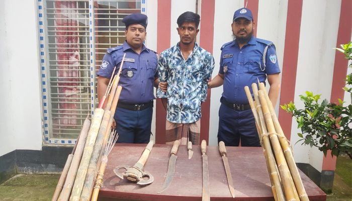  নবীনগরে দেশীয় অস্ত্রসহ যুবক গ্রেপ্তার