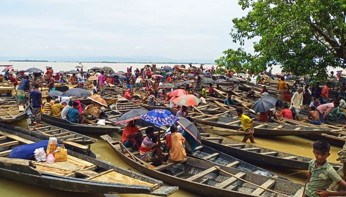 মধ্যনগরে জমজমাট শতবর্ষী নৌকার হাট