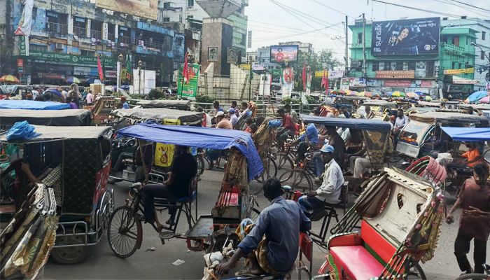 ৪০ হাজার অটোরিকশায় অচল বগুড়া শহর