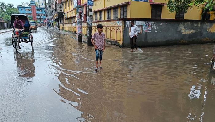 বৃষ্টিতে বরিশাল নগরীর বিভিন্ন এলাকায় জলাবদ্ধতা