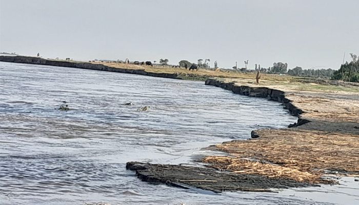 অরক্ষিত বাঁধে ভাঙন আতঙ্ক