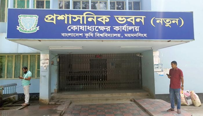 বাকৃবি বন্ধ ঘোষণার পরও অফিস চালু, তালা ঝুলিয়ে দিল শিক্ষার্থীরা
