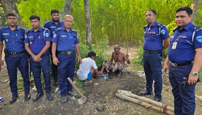 নবীনগরে মাটির নিচে মিলল ১৪ ড্রাম মদ তৈরির সরঞ্জাম, যুবক আটক
