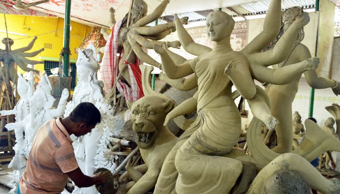 মণ্ডপে রঙতুলিতে ব্যস্ত প্রতিমা শিল্পীরা