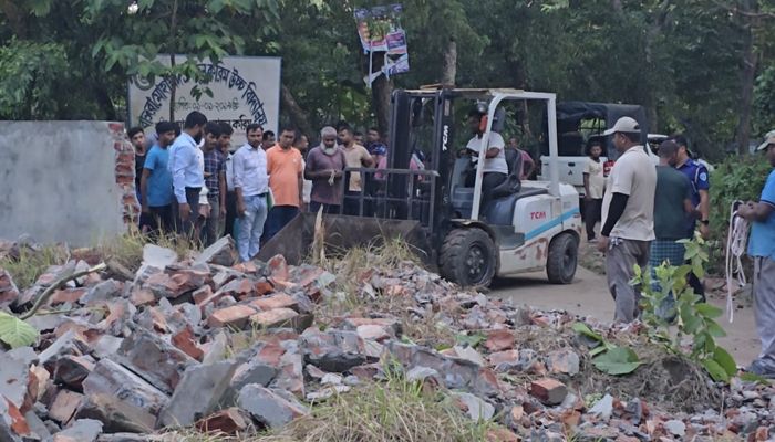নোটিশ ছাড়া বাপেক্সের অভিযান, বাড়ি প্রাচীর ধ্বংসের অভিযোগ