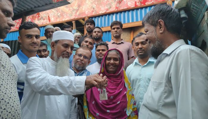 রাধানগর সমাজ কল্যাণ ফাউন্ডেশনের উদ্যোগে অসহায় পরিবারকে ঘর প্রদান