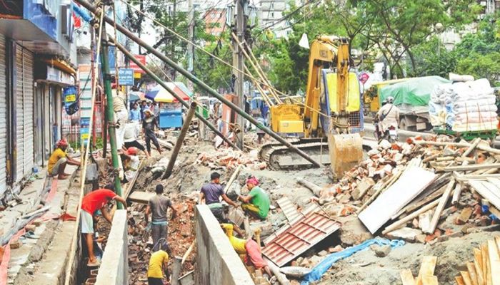 ড্রেন নির্মাণকাজে ধীরগতি, যানজটে চরম ভোগান্তি