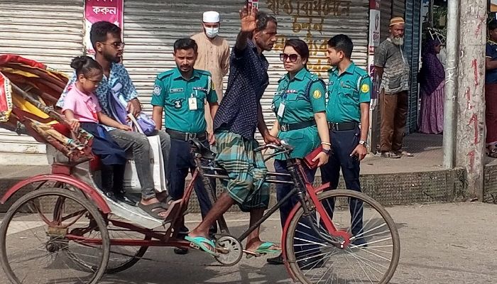অবৈধ অটোরিকশার বিরুদ্ধে সাঁড়াশি অভিযান