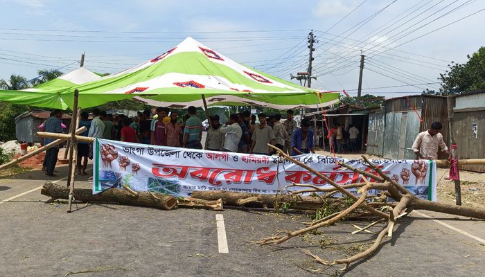 ভাঙ্গায় সড়ক অবরোধের দ্বিতীয় দিন: ঢাকার সঙ্গে ২১ জেলার যোগাযোগ বিচ্ছিন্ন