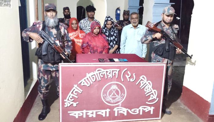 সীমান্ত দিয়ে অবৈধভাবে ভারতে যাওয়ার সময় ৫ নারী-পুরুষ আটক
