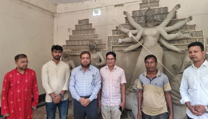 কচুয়ায় বিভিন্ন পূজামণ্ডপ পরিদর্শন করেন দুর্যোগ ব্যবস্থাপনা অধিদপ্তরের সহকারী পরিচালক আবুল কালাম আজাদ। প্রবা ফটো