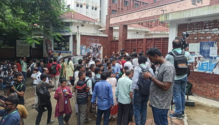  ছাত্রদলের বিশৃঙ্খলা, স্থগিতের এক ঘন্টা পর বঙ্গমাতা হলে ভোটগ্রহণ শুরু