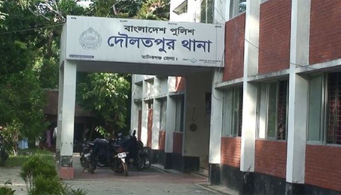 মানিকগঞ্জে মাকে গলা কেটে হত্যার অভিযোগ ছেলের বিরুদ্ধে 