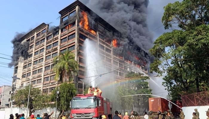 দাউ দাউ করে জ্বলছে আগুন