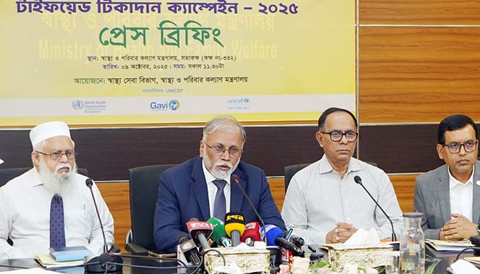 স্বাস্থ্য মন্ত্রণালয়ের সভাকক্ষে টাইফয়েড টিকাদান ক্যাম্পেইন নিয়ে সংবাদ সম্মেলন।