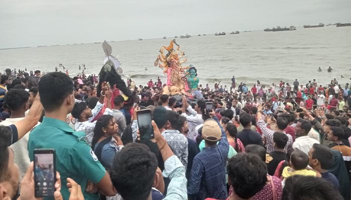 বিসর্জনের মধ্য দিয়ে শেষ হলো দুর্গোৎসব