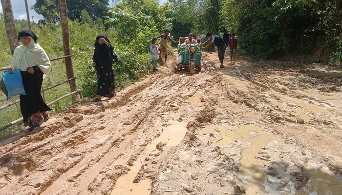 লোহাগাড়ায় কাদার রাজত্বে দুর্ভোগ ৯ গ্রামের মানুষের