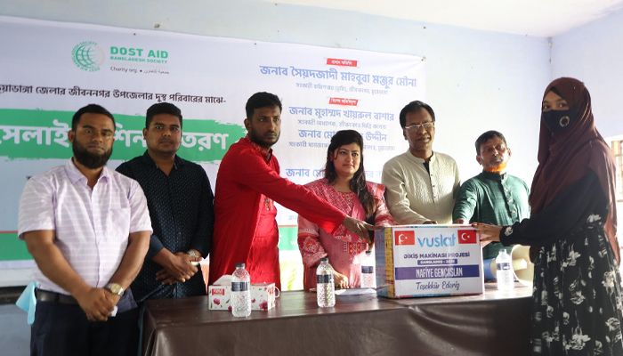 সুবিধাবঞ্চিত নারীদের মাঝে ‘দোস্ত এইড’র সেলাই মেশিন বিতরণ